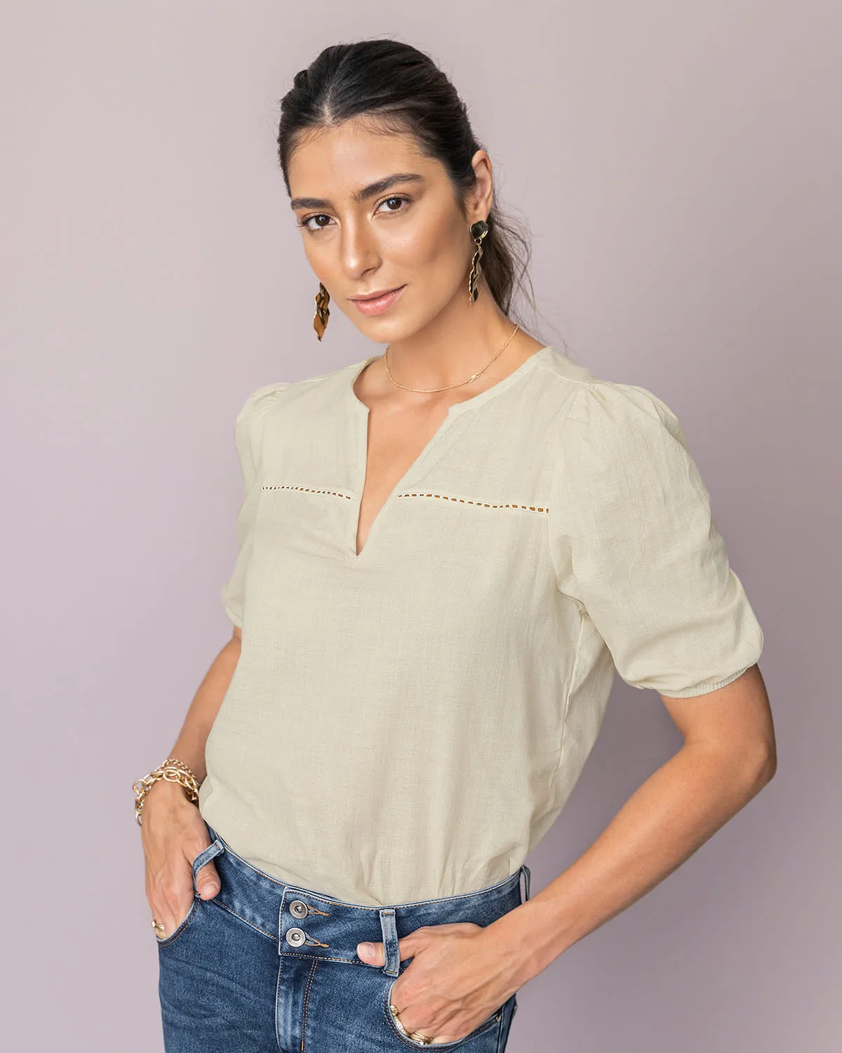 Blusa manga corta con volumen y detalle decorativo en el frente