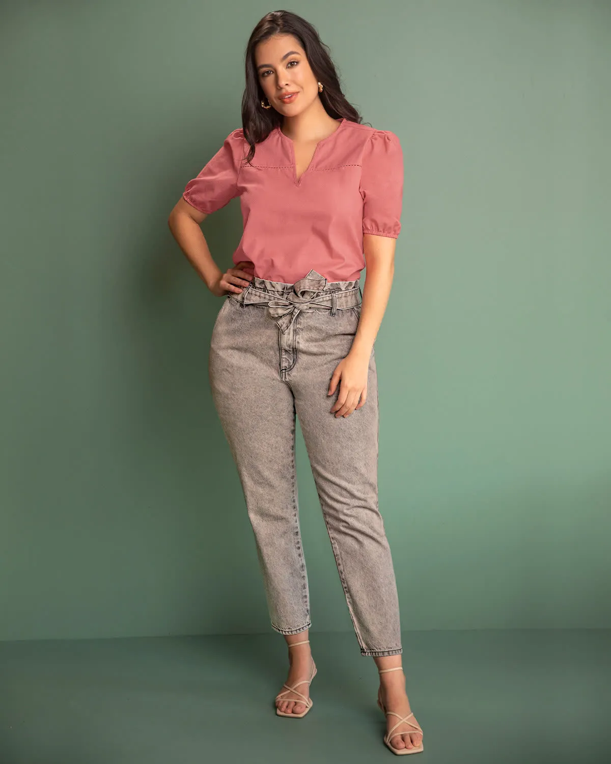 Blusa manga corta con volumen y detalle decorativo en el frente