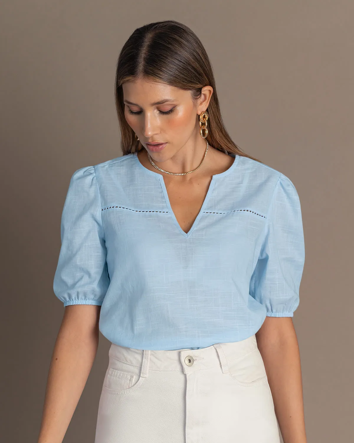 Blusa manga corta con volumen y detalle decorativo en el frente