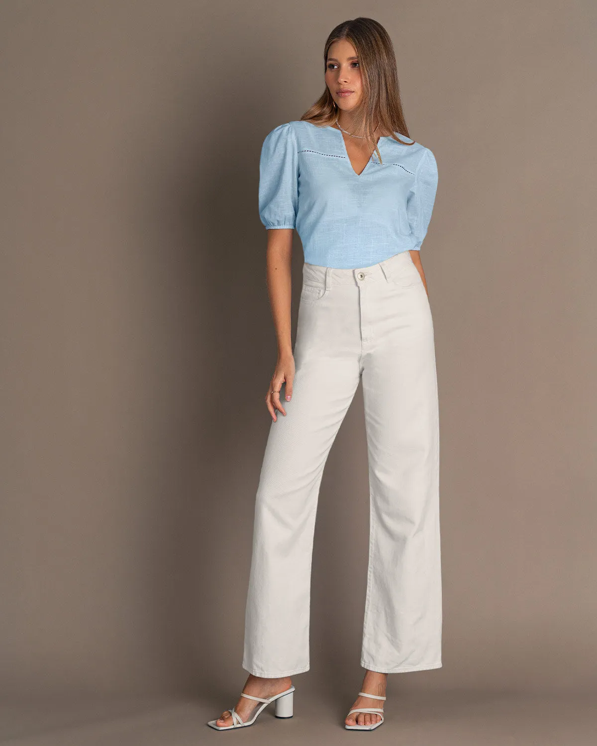 Blusa manga corta con volumen y detalle decorativo en el frente