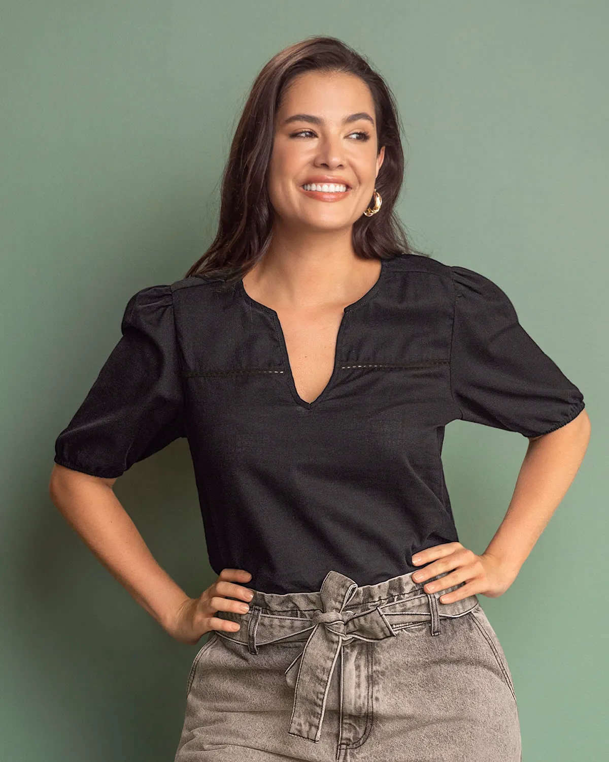 Blusa manga corta con volumen y detalle decorativo en el frente