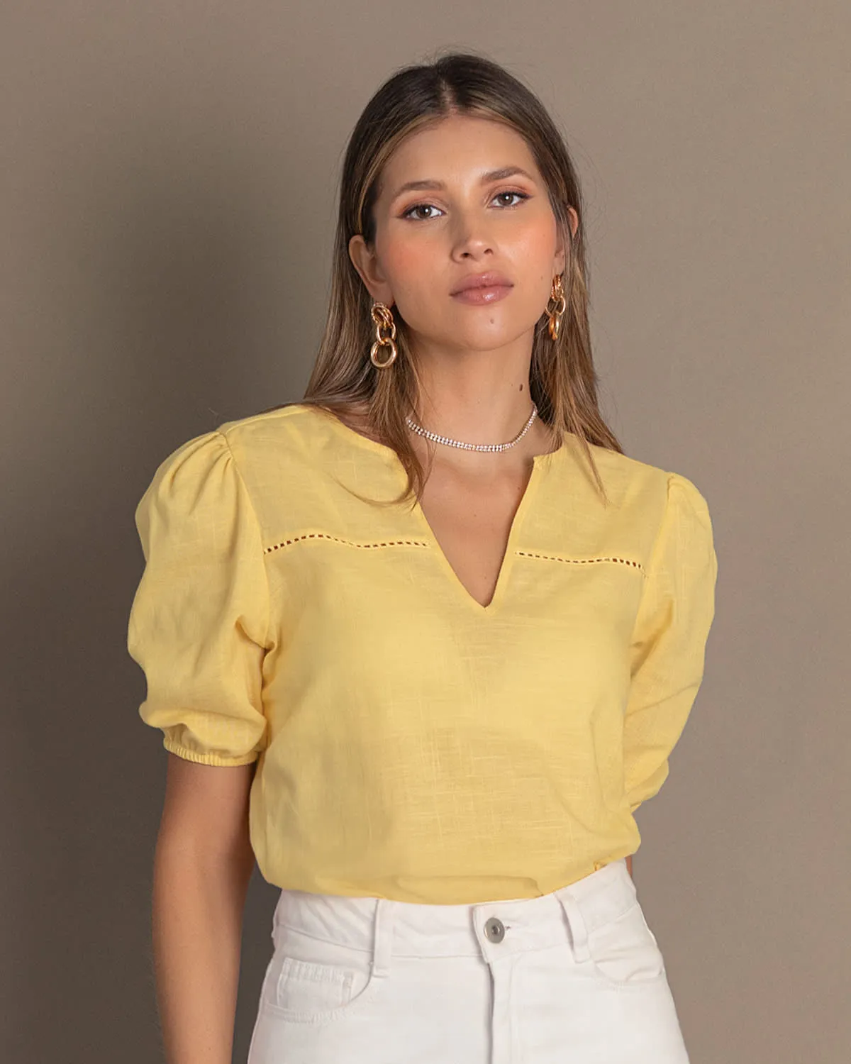 Blusa manga corta con volumen y detalle decorativo en el frente