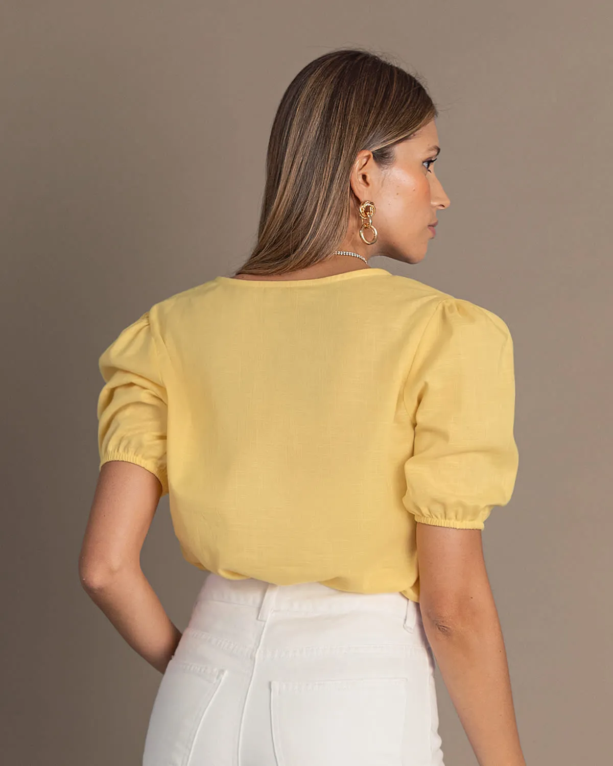 Blusa manga corta con volumen y detalle decorativo en el frente