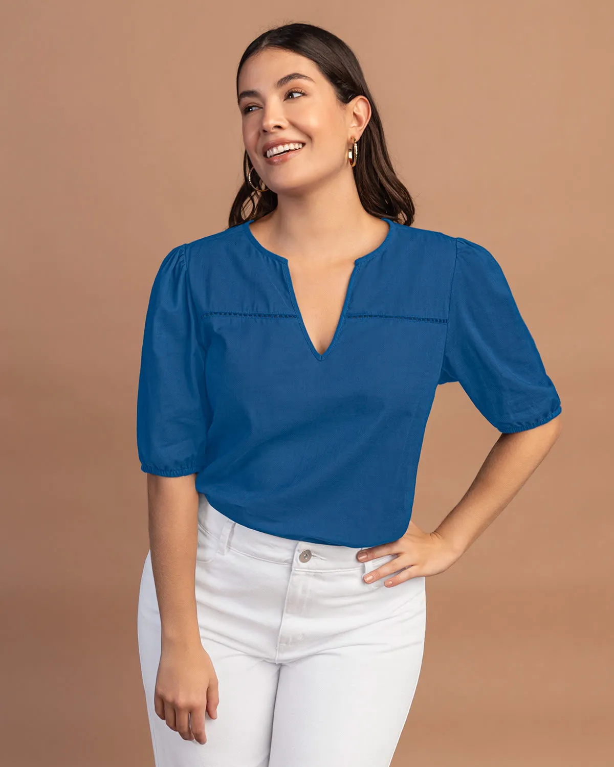 Blusa manga corta con volumen y detalle decorativo en el frente