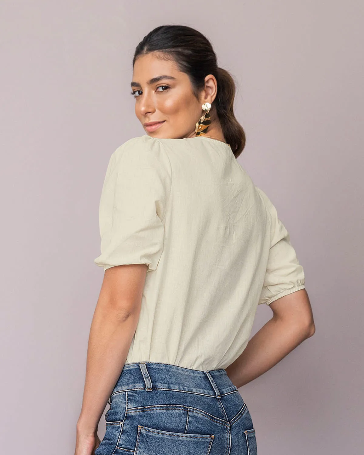 Blusa manga corta con volumen y detalle decorativo en el frente