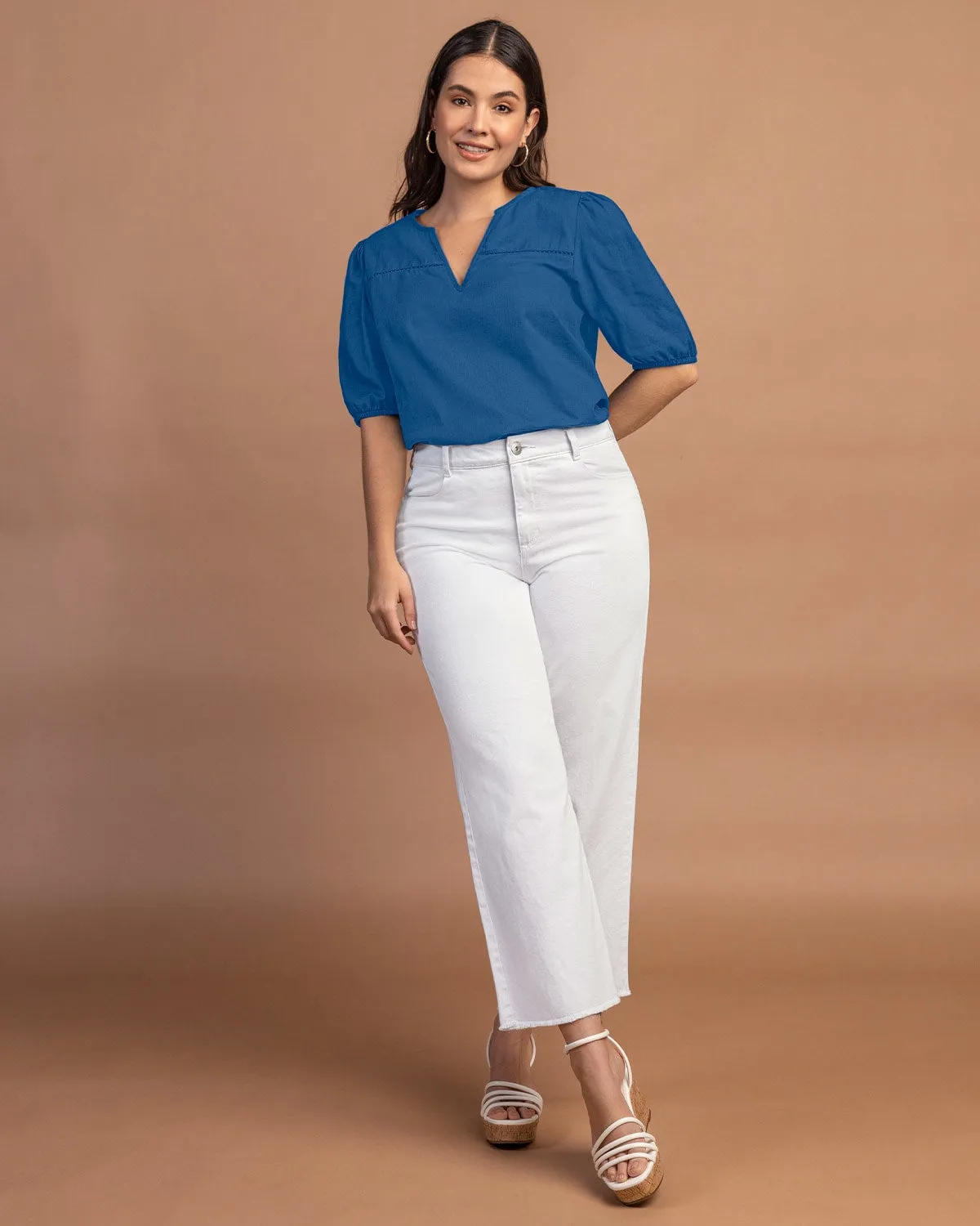 Blusa manga corta con volumen y detalle decorativo en el frente