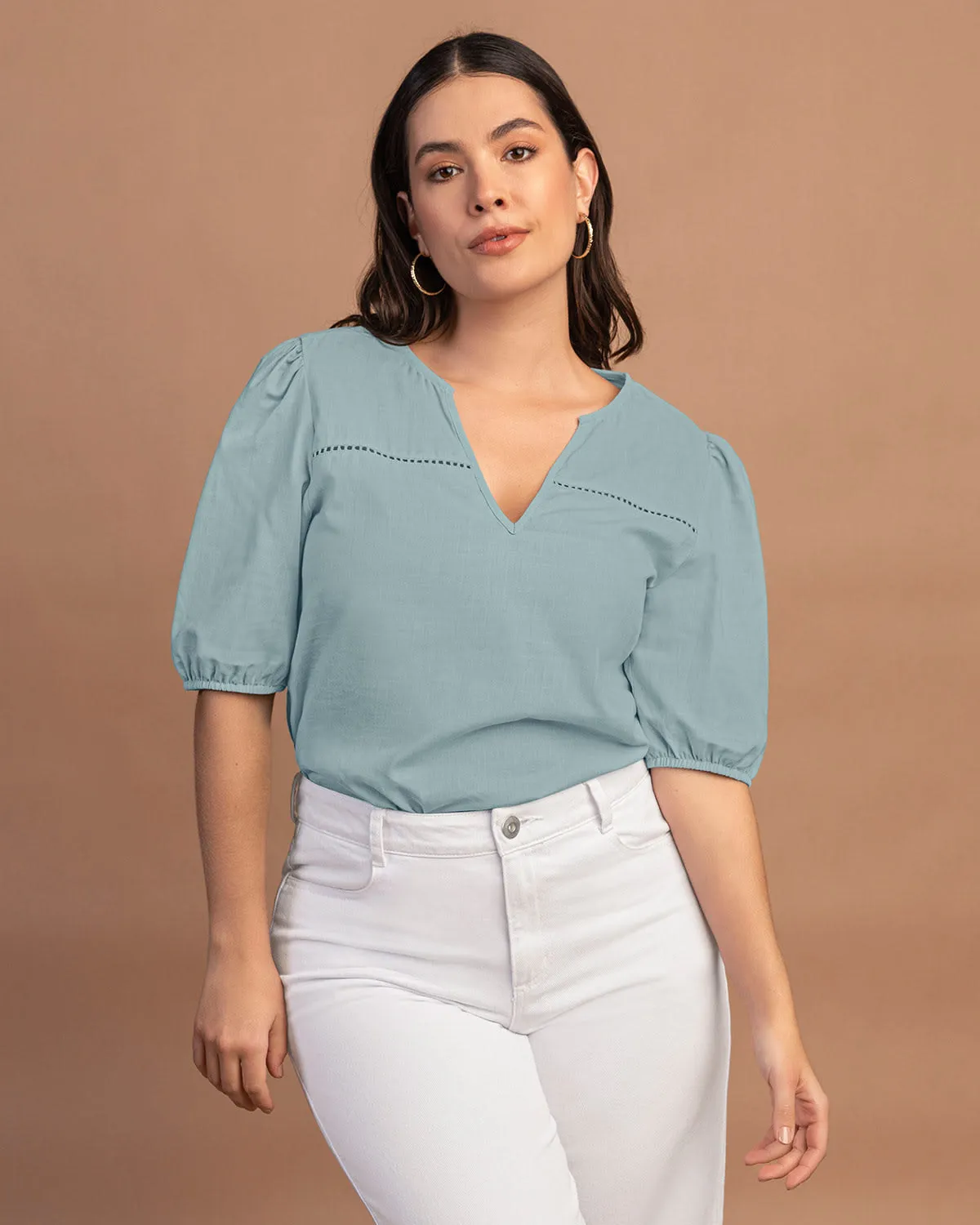 Blusa manga corta con volumen y detalle decorativo en el frente