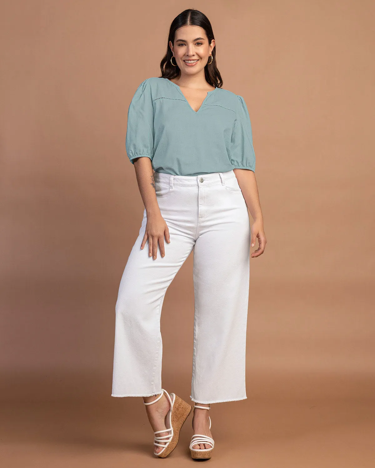 Blusa manga corta con volumen y detalle decorativo en el frente