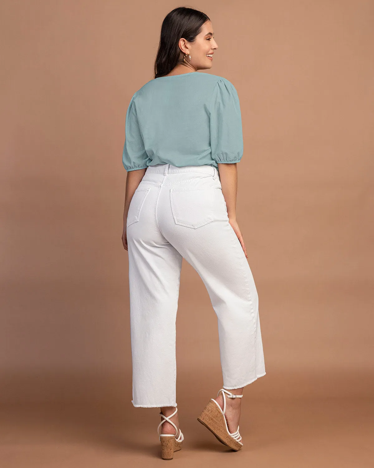 Blusa manga corta con volumen y detalle decorativo en el frente