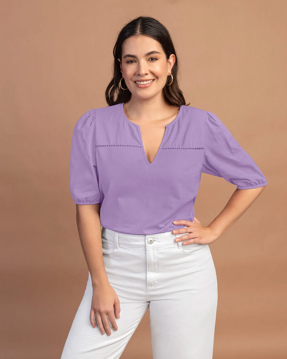 Blusa manga corta con volumen y detalle decorativo en el frente