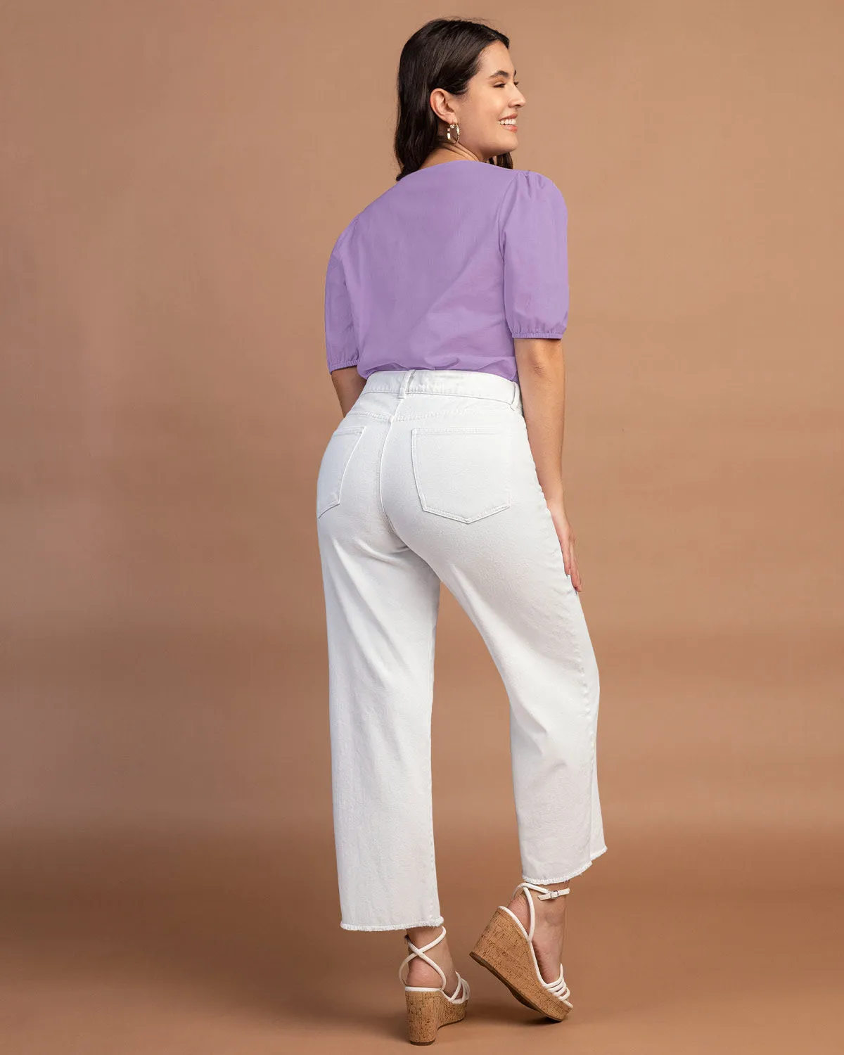 Blusa manga corta con volumen y detalle decorativo en el frente