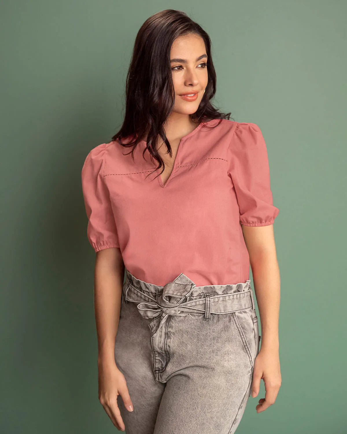 Blusa manga corta con volumen y detalle decorativo en el frente