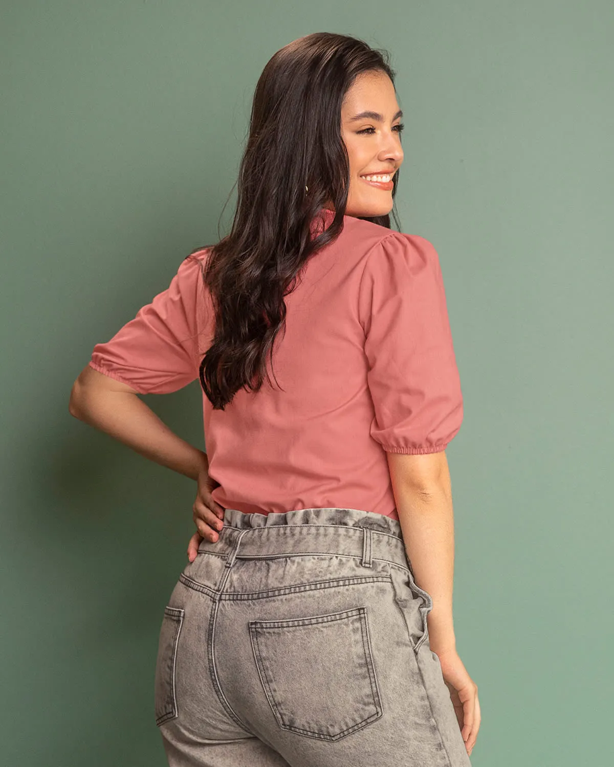 Blusa manga corta con volumen y detalle decorativo en el frente