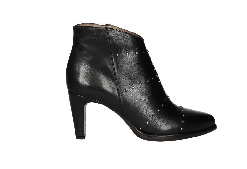 Botin Piel Negro Lineas Tachas y Cremallera