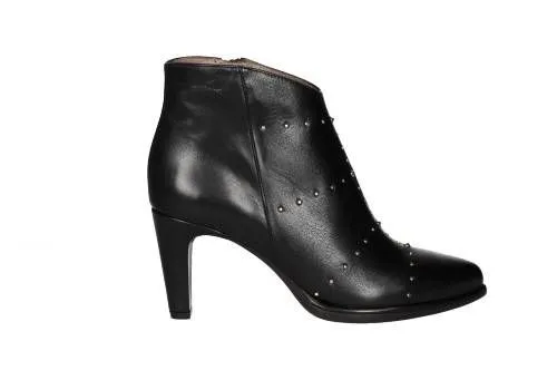 Botin Piel Negro Lineas Tachas y Cremallera