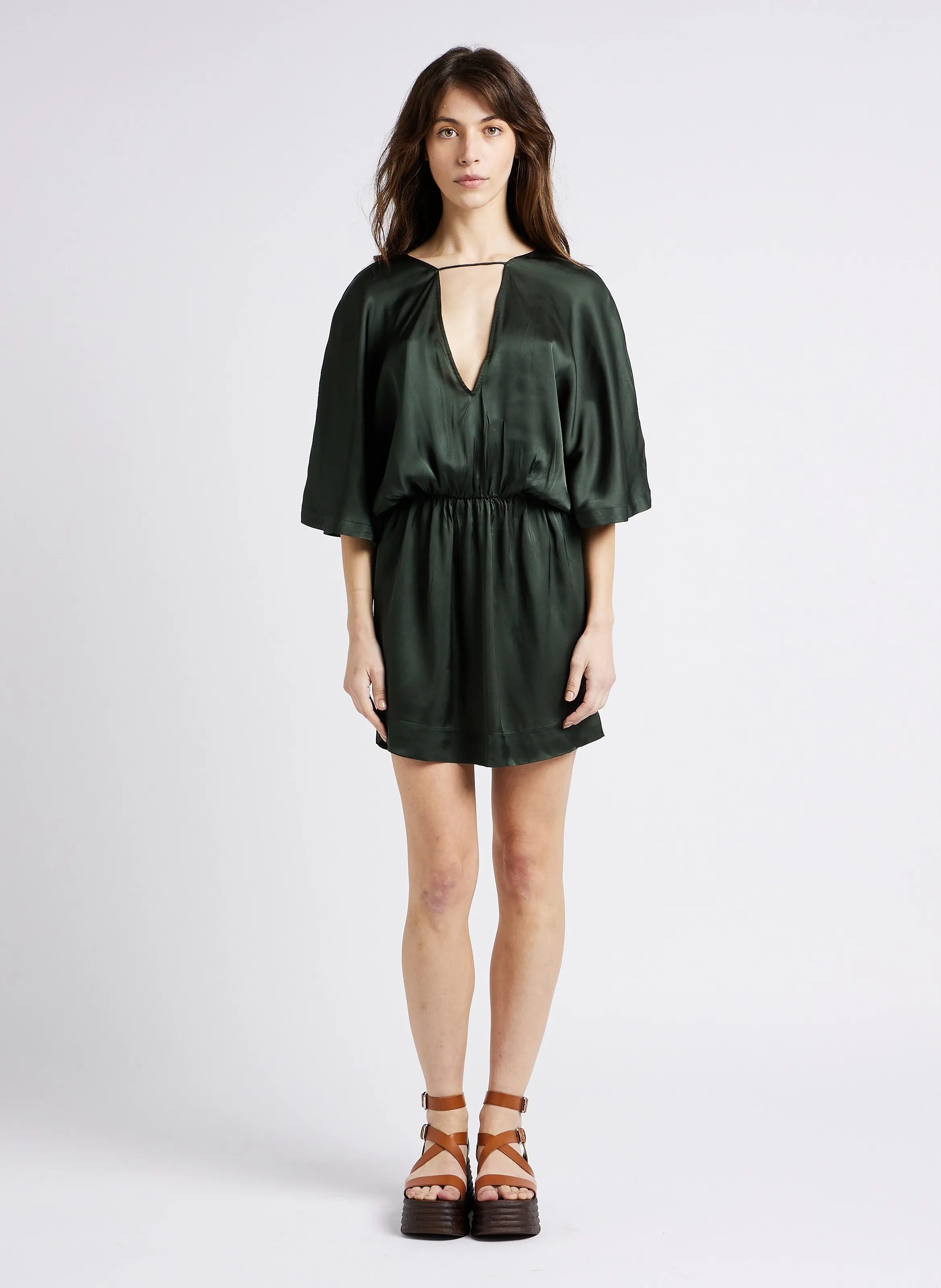 KARMA KOMA GUILA  VESTIDO CORTO SATINADO CON ESPALDA DESCUBIERTA EN VERDE