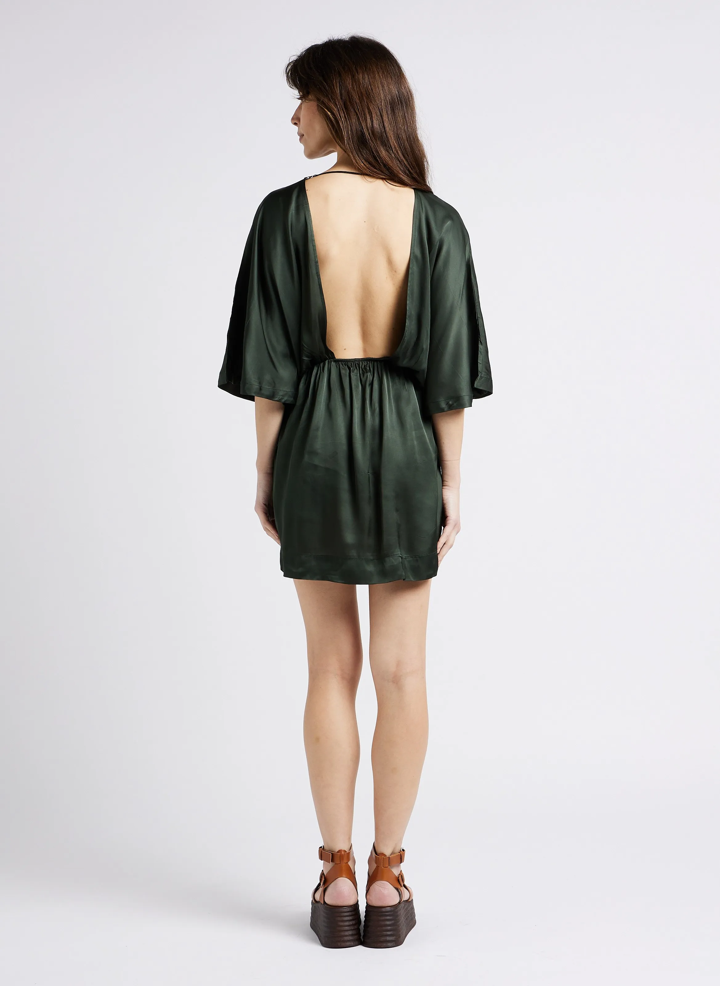 KARMA KOMA GUILA  VESTIDO CORTO SATINADO CON ESPALDA DESCUBIERTA EN VERDE