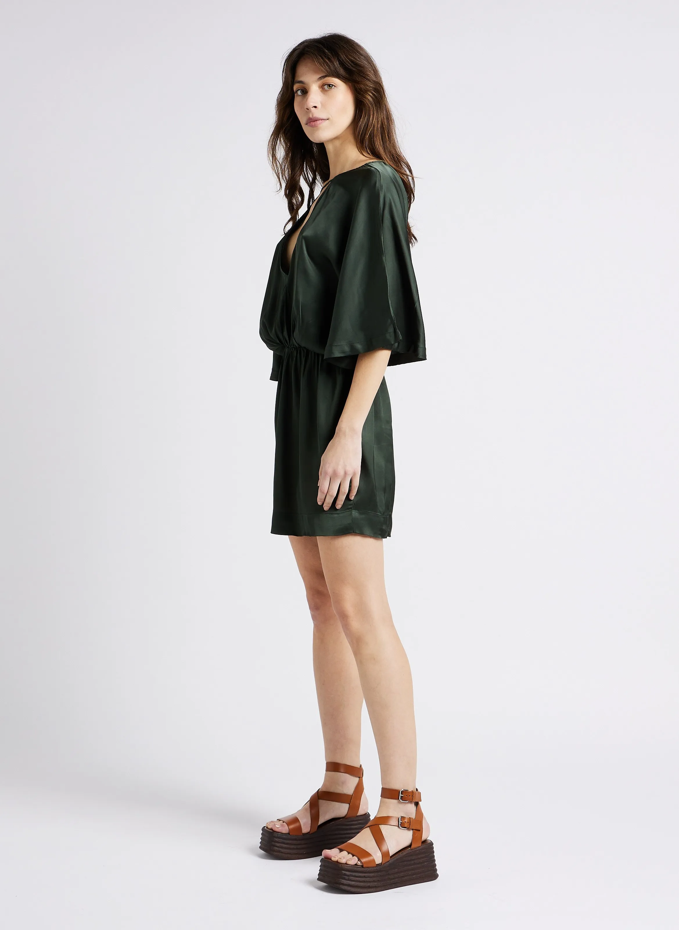 KARMA KOMA GUILA  VESTIDO CORTO SATINADO CON ESPALDA DESCUBIERTA EN VERDE