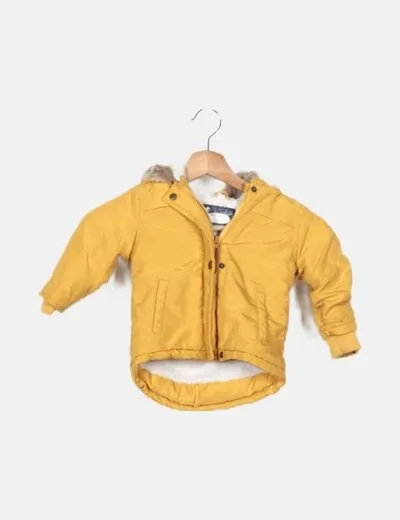 NoName Abrigo amarillo detalle capucha
