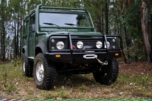 Parachoques frontal con base de cabestrante. Versión África para Land Rover Defender