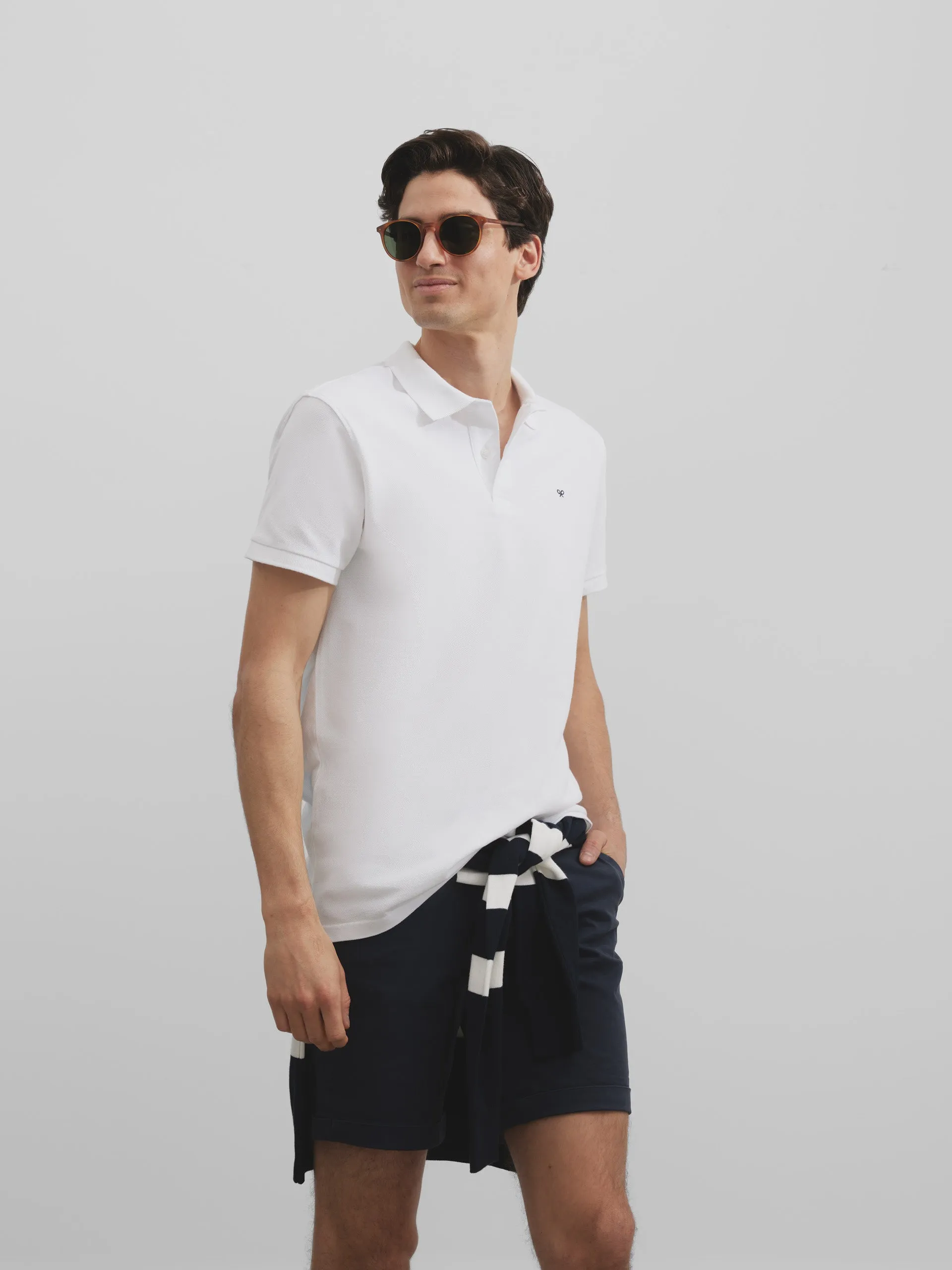 Polo tapeta oculta blanco