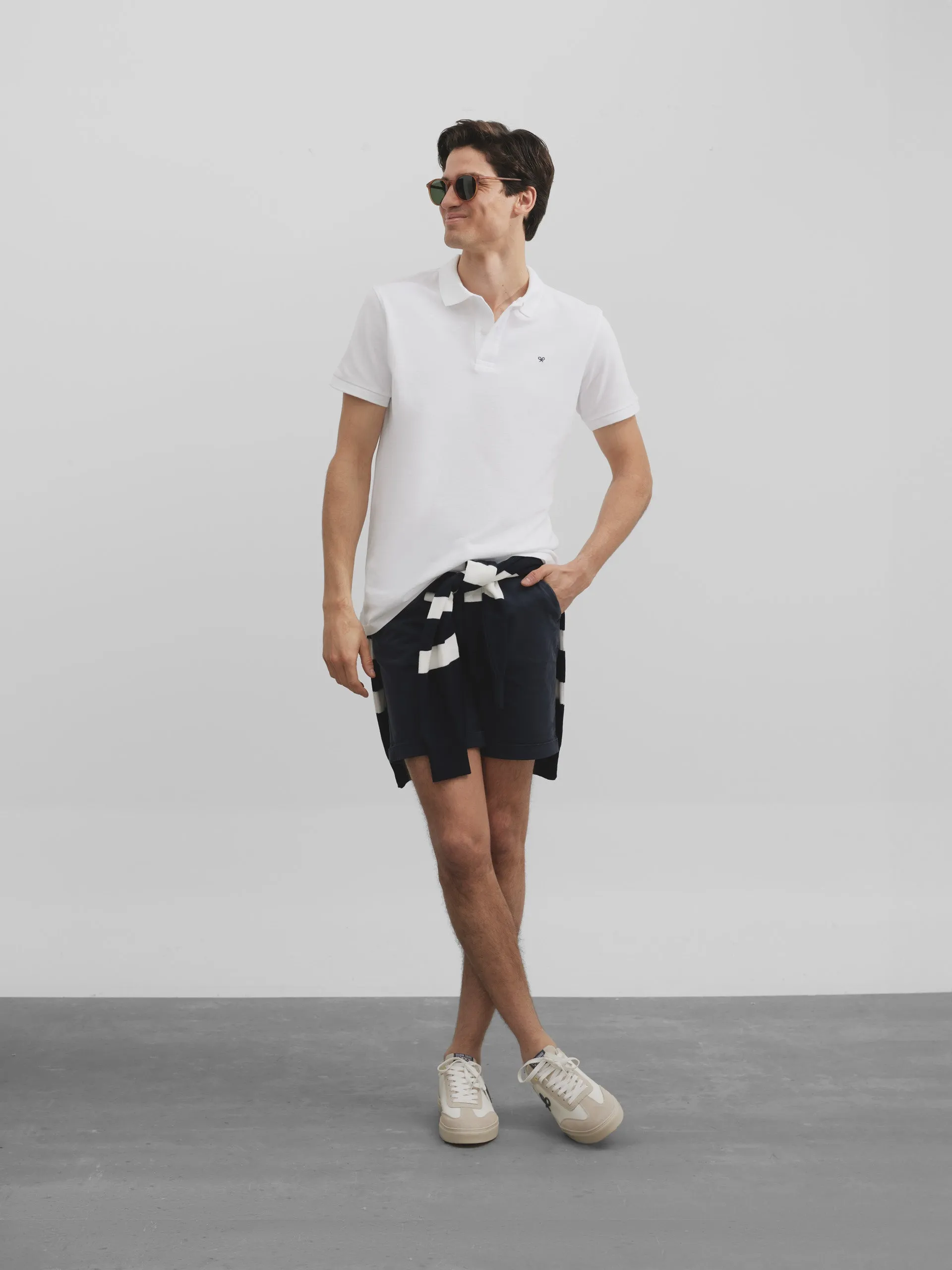 Polo tapeta oculta blanco