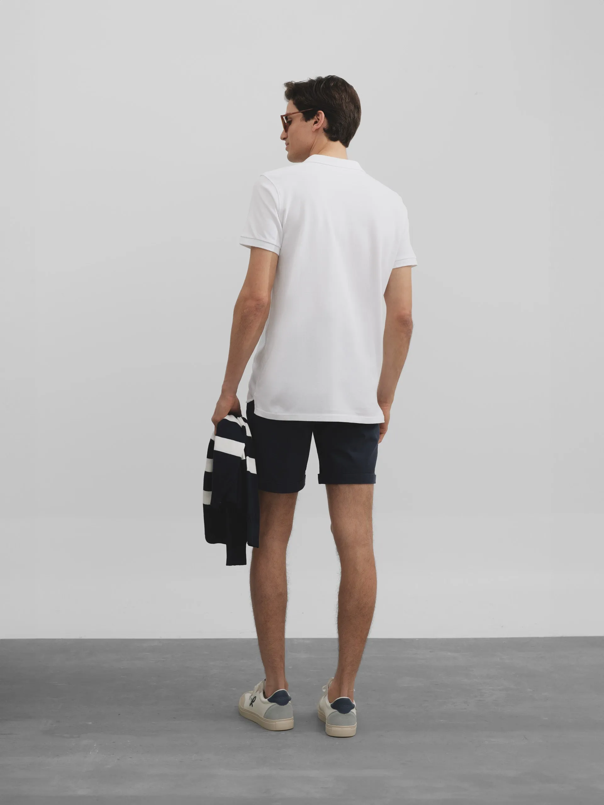 Polo tapeta oculta blanco