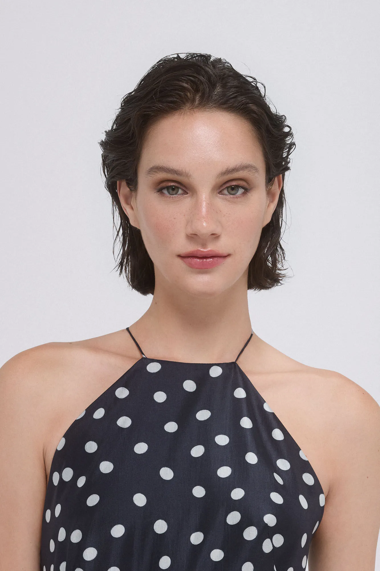 TFP by Tamara Falcó Vestido halter lunares