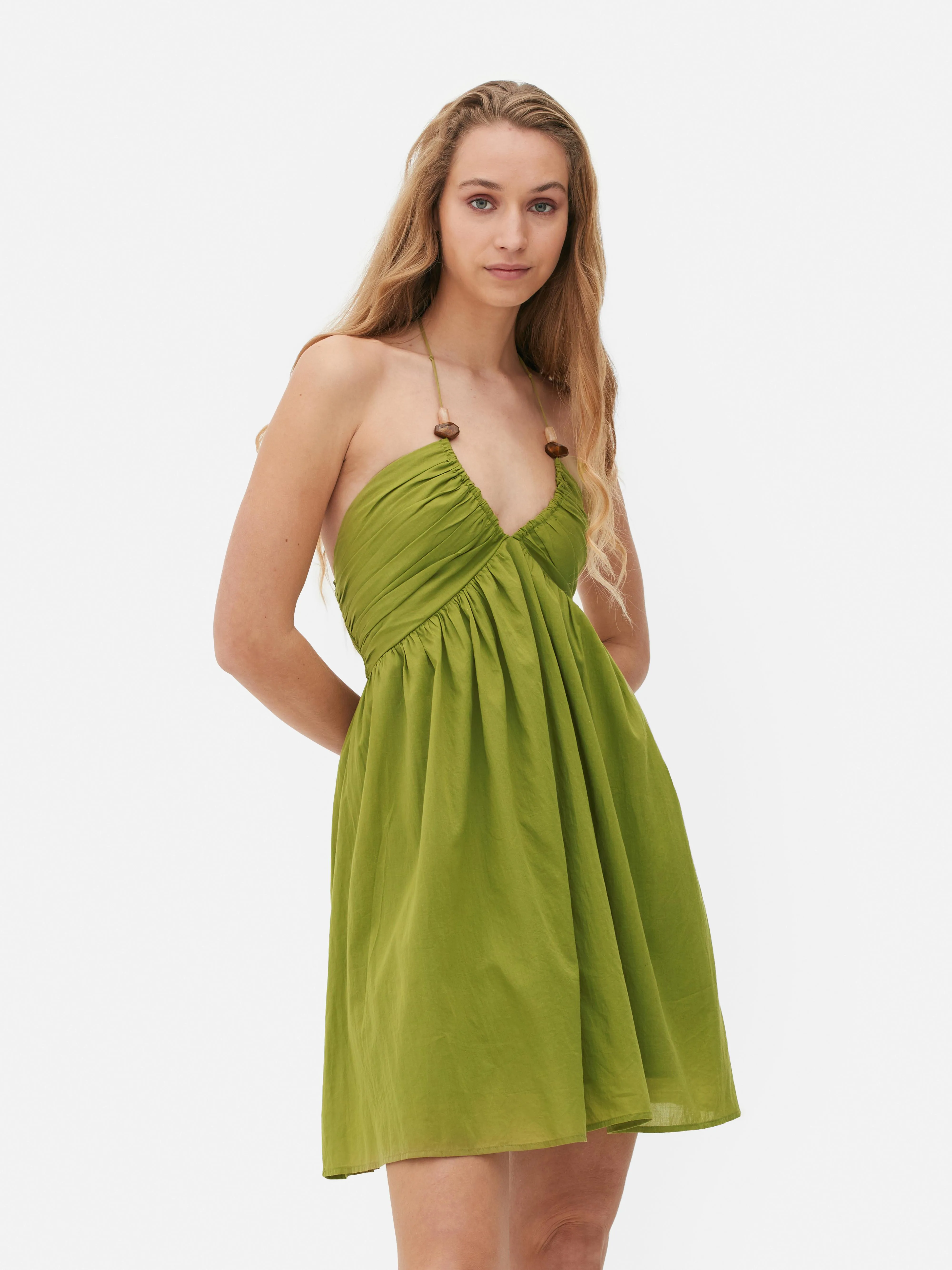 Vestido corto con escote halter y abalorios