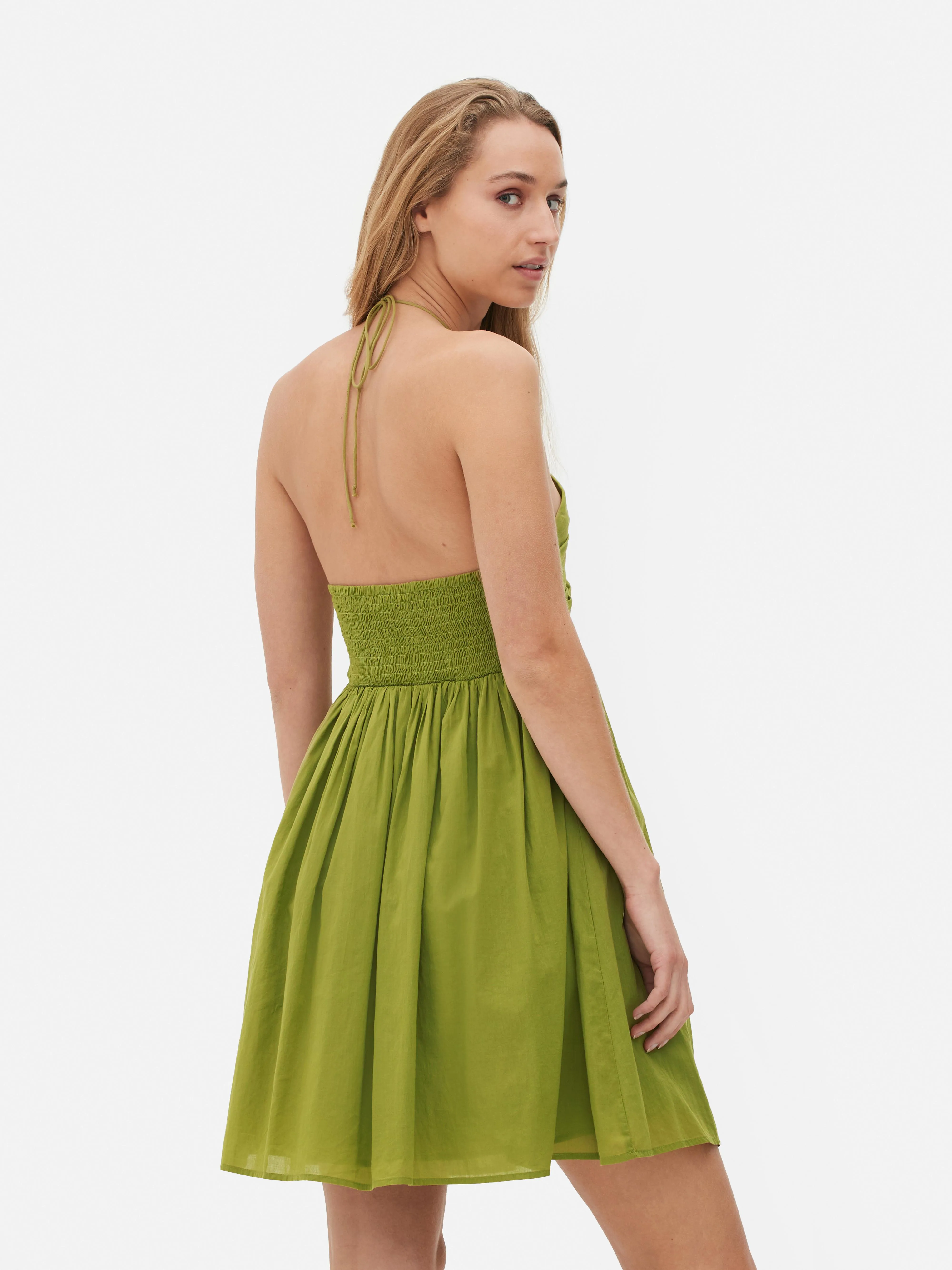 Vestido corto con escote halter y abalorios