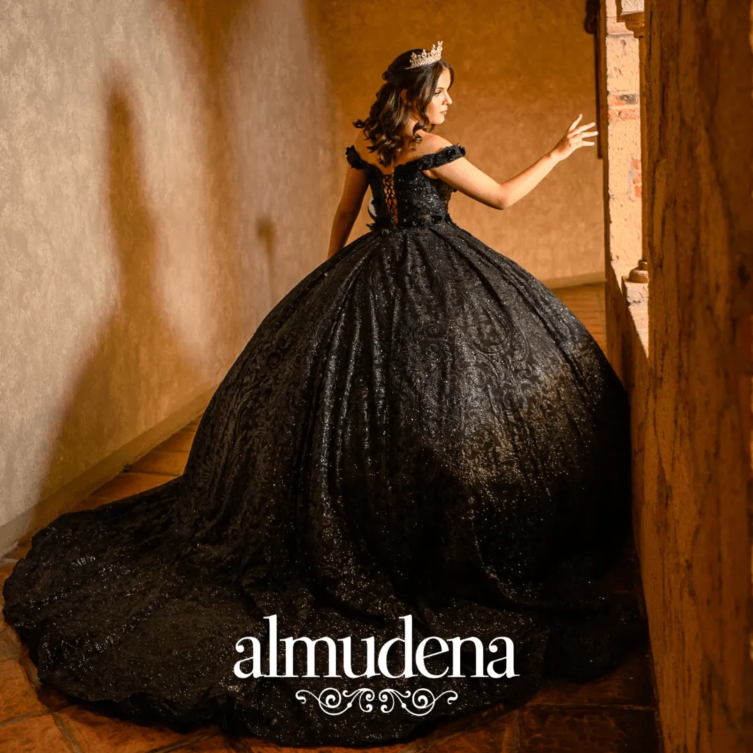 Vestido de XV Negro con Cauda de Gala