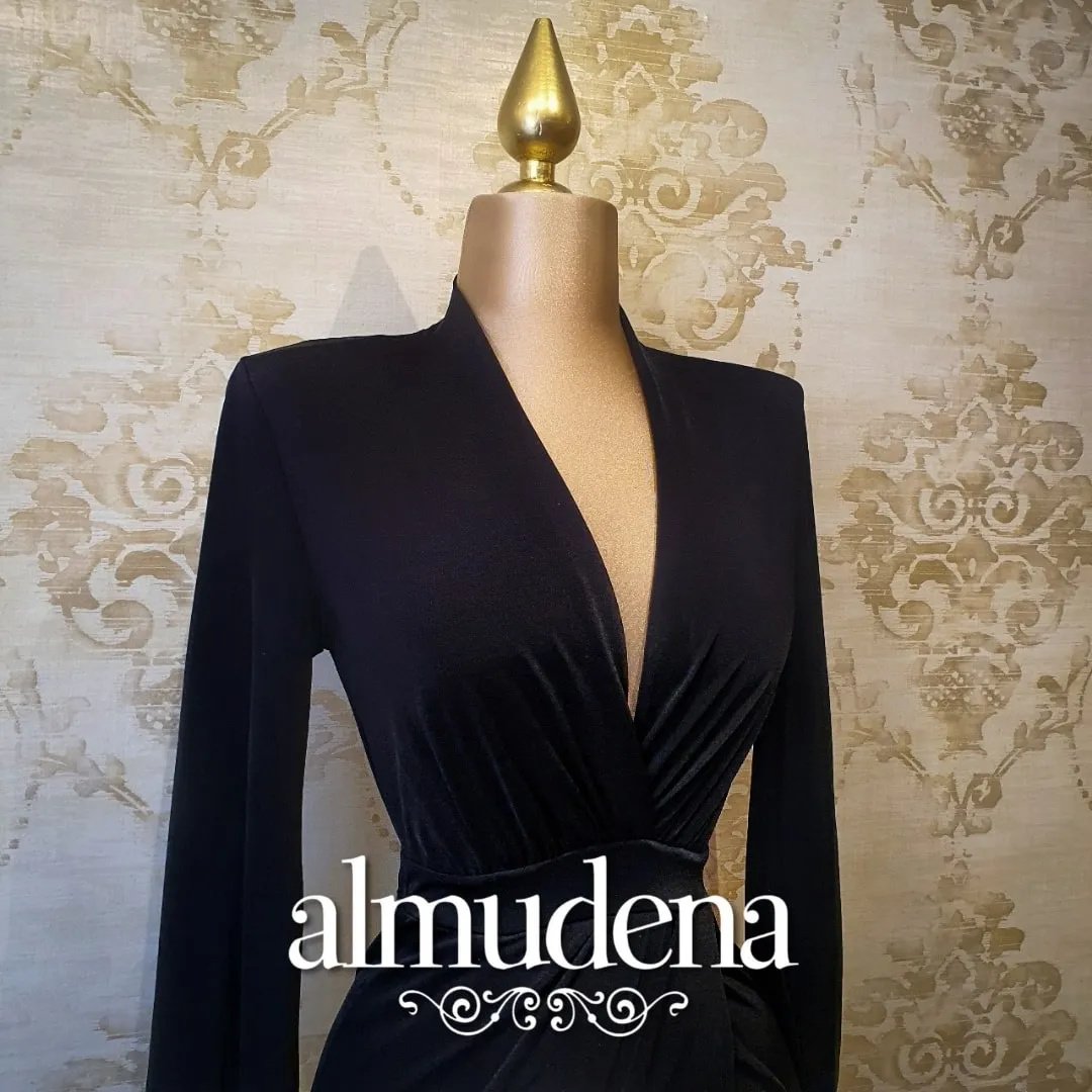 Vestido Negro Corto con Lycra Manga Larga