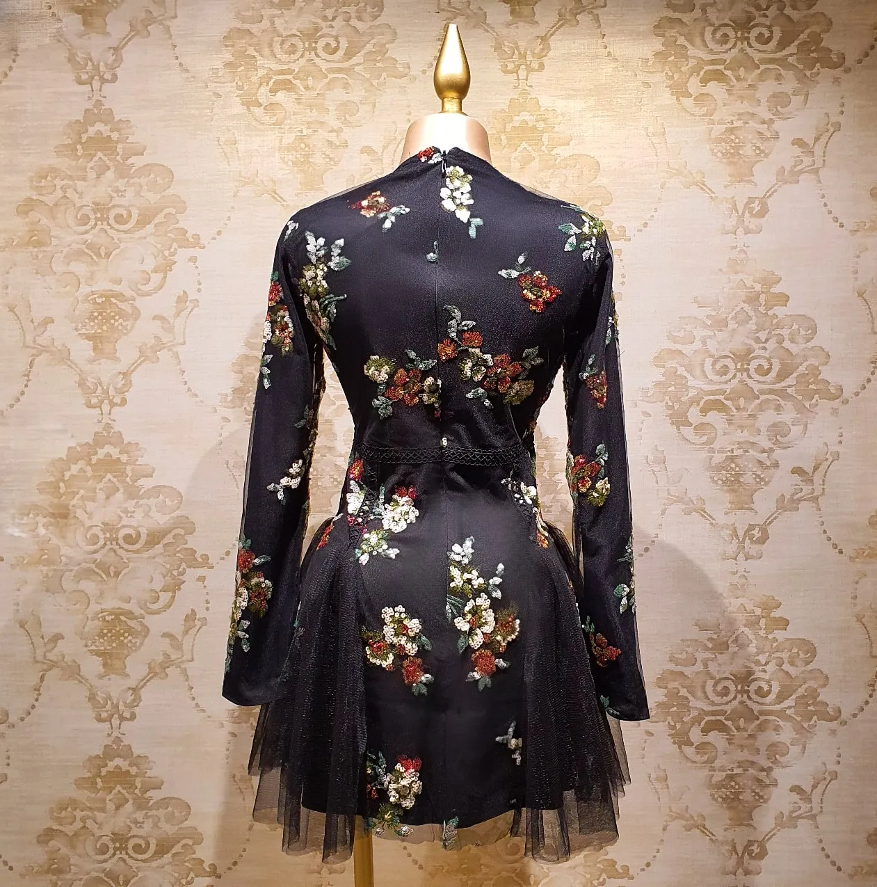 Vestido Negro Corto Manga Larga Bordado Flores